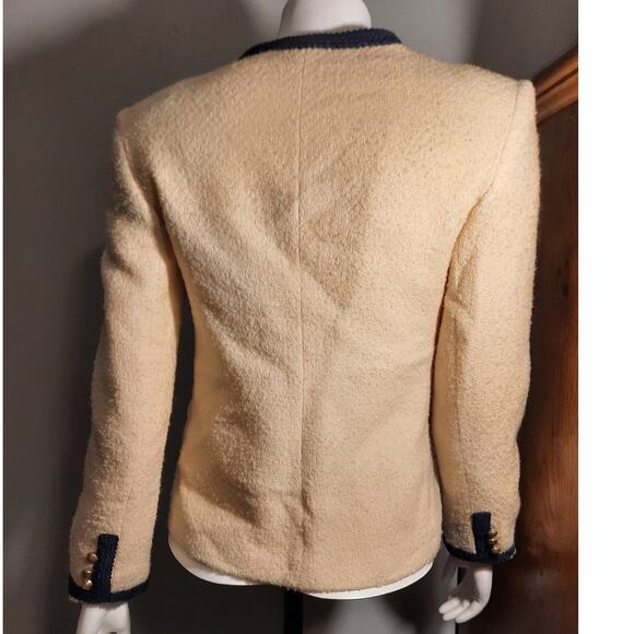 VINTAGE Woolmark Cream Wool Bouclé Jacket w/ Navy Trim & Gold Crest Buttons 10 - Picture 3 of 14
